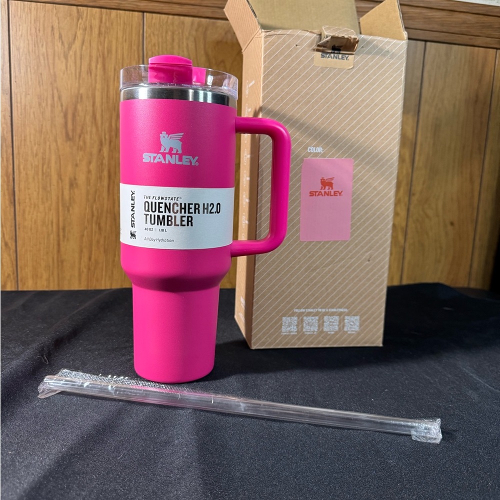 Stanley Pink Quencher H2.0‎ Tumbler with Straw 40 ox NEW